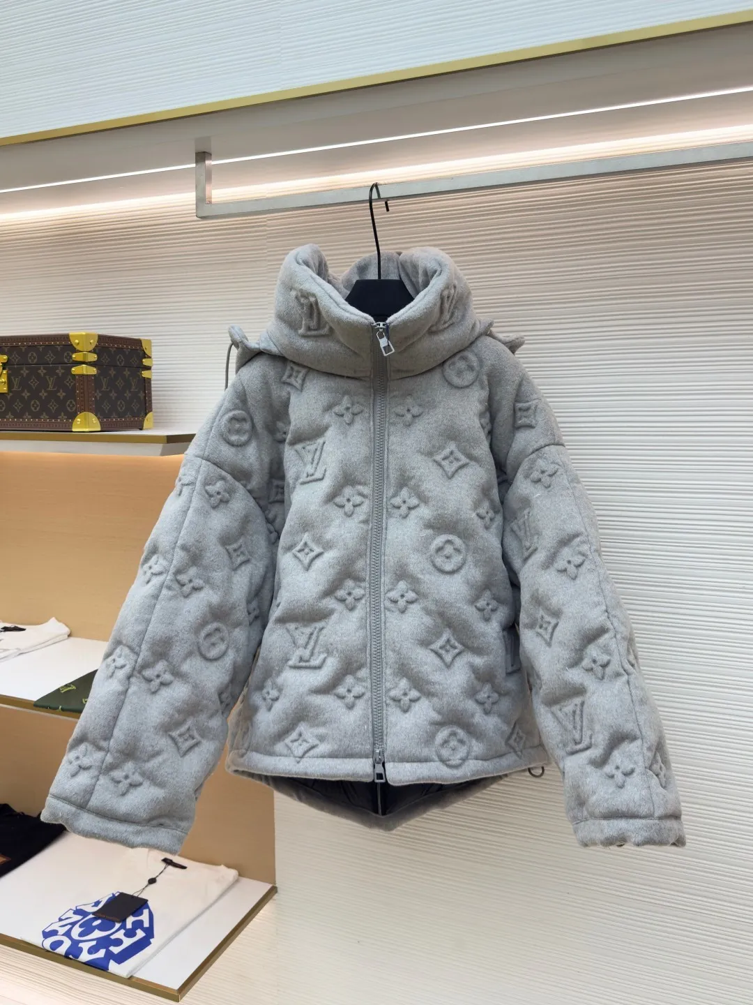 LOUIS VUITTON Presbyopic embossed embossed down jacket ●Item number: 1680535-F25 ●Material: white goose down ●Technology: embossed embossed ●Version: fitted version ●Weight: about 3320 grams ●Size: S-M-L-XL ●Description: The fabric itself contains a lot of cashmere, and the inside is filled with 90 white duck down. It is super fluffy and difficult to process. The scrap rate of embossing fabrics of different materials reaches more than 50%. The hood is detachable and the pockets have hidden zippers, which is not only warm, but also very safe. The upper body effect is very good. It does not look bloated, but it is a concave shape artifact. I also like gray clothes because gray looks very high-grade, coupled with the embossed presbyopia logo. , low-key and stylish, same style for men and women!